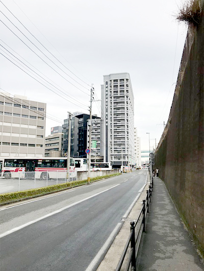 右手に線路の壁